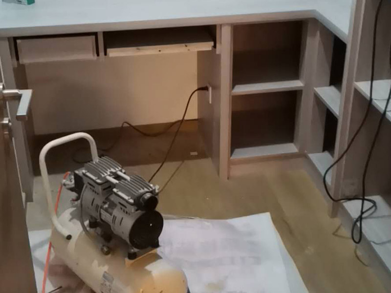 家具柜體安裝：用墊布點好地板，先從靠墻的一端寬du側(cè)板開始組裝，將寬側(cè)板平放于地面上(離后墻面保持700mm間隔)。首先將填好的三合一膠塞的板件，平放在墊布上，檢查孔距與圖紙相符，并裝上三合一單連桿。然后將固層釘上木塞，固定于寬側(cè)板上面，頂板大柄孔朝上，其余固層都朝下，腳線大柄孔朝內(nèi)(中間固層與L架高度一致，即底板到固層內(nèi)空為960mm，現(xiàn)場打?qū)影蹇?。放上側(cè)板，釘上木塞，木塞要求連通兩邊的固層。在第二個柜固層上面裝好雙連桿，留意雙連桿上面大柄只能鎖住一半，即90°。當兩件固層與側(cè)板固定后再同時擰緊大柄。 釘背板：把裝好的整體柜側(cè)放在點好墊布的地板上面，墊平側(cè)板成統(tǒng)一平面。用拉尺量好柜子的對角尺寸，調(diào)至相等，從寬測板處開始裝第一塊背板，留意假如中間有固層釘釘子時，先用鉛筆畫好固層的中央線，再釘釘子。