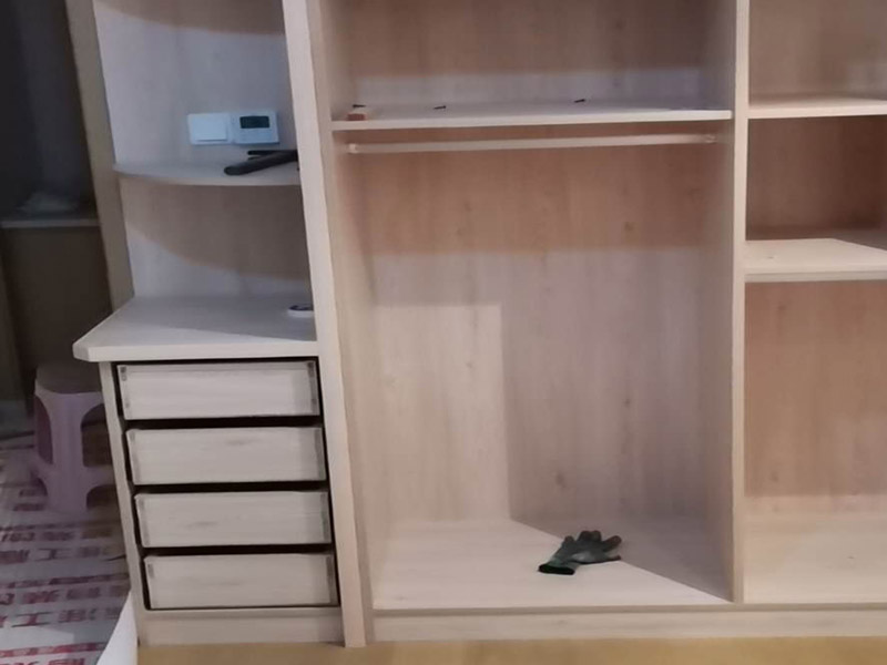 家具柜體安裝：用墊布點好地板，先從靠墻的一端寬du側(cè)板開始組裝，將寬側(cè)板平放于地面上(離后墻面保持700mm間隔)。首先將填好的三合一膠塞的板件，平放在墊布上，檢查孔距與圖紙相符，并裝上三合一單連桿。然后將固層釘上木塞，固定于寬側(cè)板上面，頂板大柄孔朝上，其余固層都朝下，腳線大柄孔朝內(nèi)(中間固層與L架高度一致，即底板到固層內(nèi)空為960mm，現(xiàn)場打?qū)影蹇?。放上側(cè)板，釘上木塞，木塞要求連通兩邊的固層。在第二個柜固層上面裝好雙連桿，留意雙連桿上面大柄只能鎖住一半，即90°。當兩件固層與側(cè)板固定后再同時擰緊大柄。 釘背板：把裝好的整體柜側(cè)放在點好墊布的地板上面，墊平側(cè)板成統(tǒng)一平面。用拉尺量好柜子的對角尺寸，調(diào)至相等，從寬測板處開始裝第一塊背板，留意假如中間有固層釘釘子時，先用鉛筆畫好固層的中央線，再釘釘子。