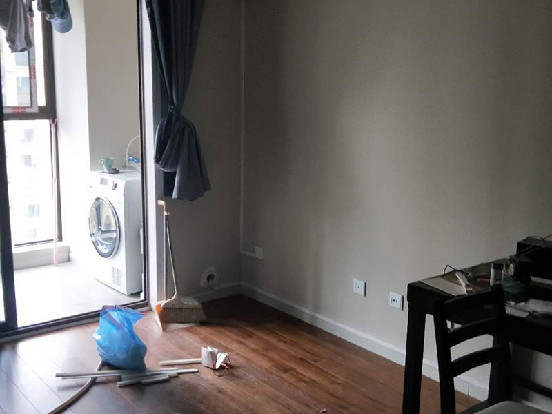 全屋線路明管安裝:明線管安裝在墻面，不是很好，線卡、接線盒和開(kāi)關(guān)安裝在墻面不好看，主要是開(kāi)關(guān)和線管交接處就不好處理。建議你采用PVC槽板安裝，方正，固定的釘在槽板內(nèi)，開(kāi)關(guān)和槽板接處很好，如果發(fā)生什么問(wèn)題也好處理。