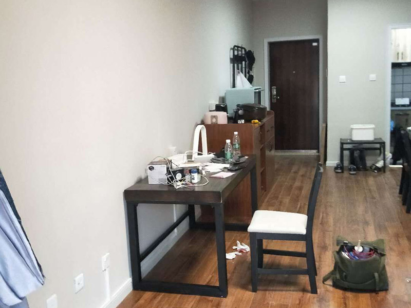 全屋線路明管安裝:明線管安裝在墻面，不是很好，線卡、接線盒和開(kāi)關(guān)安裝在墻面不好看，主要是開(kāi)關(guān)和線管交接處就不好處理。建議你采用PVC槽板安裝，方正，固定的釘在槽板內(nèi)，開(kāi)關(guān)和槽板接處很好，如果發(fā)生什么問(wèn)題也好處理。
