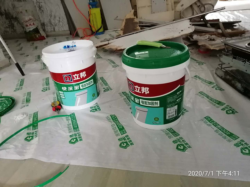 舊房墻面翻新裝修:先用刀或鐵刷去除剝落墻面的漆膜，再用砂紙磨平表面即可。進(jìn)行墻面刷漆翻新，那就需要把粘貼的壁紙給拆下來(lái)，不然壁紙遮蓋住的地方會(huì)看不到。以批土刀將批土填平凹洞裂縫，等到完全干燥后，再用砂紙磨平。墻面病變可能有污漬、起泡、開裂、片落或粉化等很多種，這些都要針對(duì)進(jìn)行處理。底漆”涂料是專門用于墻面不需特別處理的壁面，至于有問(wèn)題的壁面就必須先針對(duì)其問(wèn)題，選擇特殊且專治此特殊問(wèn)題的“底漆”。 乳膠漆的施工方法主要有三種，刷涂、滾涂和噴涂；不管哪種涂刷法，一定要注意使用底漆，既保護(hù)墻面又可省錢。底漆可以使底材疏松度均一，提高面漆的涂布率，節(jié)省面漆。底漆比面漆便宜很多，這樣一來(lái)花費(fèi)反而會(huì)更少。其次，刷一遍漆能夠幫助面漆提高漆膜的豐滿度，讓人覺(jué)得顏色飽滿，更有質(zhì)感。