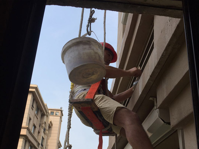 高空外墻防水：外墻面洞和較大裂縫防水密封前用噴水槍等工具將待治理的外墻面、伸縮縫、窗框等部位清理干凈，使施工的外墻面及縫、孔、洞部位達(dá)到無油、無塵土、無水泥松散顆粒等雜物。待其干燥后，將孔、洞、縫用防水密封材料嵌填密實(shí)，并達(dá)到與原顏色一致，再用快速堵漏靈和透明防水膠膜進(jìn)行精心施工。 整體條形瓷磚外墻面防水，采用高效環(huán)保型憎水進(jìn)行精心施工。該材料具有防水性能優(yōu)異、透氣性能良好、施工方便、使用安全、質(zhì)量可靠、耐久性好等特點(diǎn)。