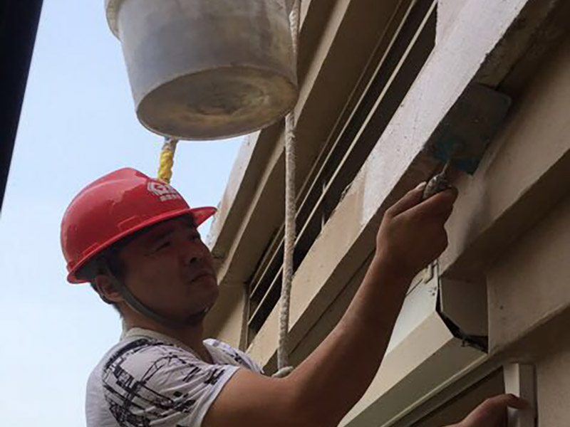 高空外墻防水：外墻面洞和較大裂縫防水密封前用噴水槍等工具將待治理的外墻面、伸縮縫、窗框等部位清理干凈，使施工的外墻面及縫、孔、洞部位達(dá)到無油、無塵土、無水泥松散顆粒等雜物。待其干燥后，將孔、洞、縫用防水密封材料嵌填密實(shí)，并達(dá)到與原顏色一致，再用快速堵漏靈和透明防水膠膜進(jìn)行精心施工。 整體條形瓷磚外墻面防水，采用高效環(huán)保型憎水進(jìn)行精心施工。該材料具有防水性能優(yōu)異、透氣性能良好、施工方便、使用安全、質(zhì)量可靠、耐久性好等特點(diǎn)。