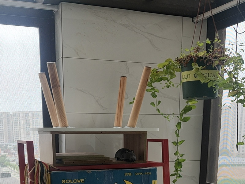 陽(yáng)臺(tái)瓷磚鋪貼;準(zhǔn)備粘結(jié)劑前，瓷磚不應(yīng)浸水，但要用鋼絲刷除去磚背面的松散物質(zhì)，并用濕布抹去磚背的浮塵。用符合所需膠層厚度的齒型抹刀的直邊將攪拌好的膠粘劑批到基面上，沿瓷磚縫方向?qū)⒛z粘劑層梳理成均勻條狀。目的是為了控制粘結(jié)劑的厚度、用量并使瓷磚粘貼面積能夠更加均勻。在鋪壓瓷磚前，在瓷磚背面也批一薄層粘結(jié)劑。這種雙批法雖然用的材料和工時(shí)比較多，但卻能夠保證粘貼的質(zhì)量和耐久性。在粘結(jié)劑量置晾時(shí)間內(nèi)，將準(zhǔn)備好的瓷磚鋪壓到位，垂直于梳理方向輕微搓動(dòng)以排出磚下的空氣。鋪貼到位后用橡皮錘輕擊，用尺寸合適的十字定位架來調(diào)整表面平整度及接縫的平直。鋪設(shè)好的磚面應(yīng)該及時(shí)清理干凈，特別是去除殘留其上的粘結(jié)劑。合格的粘結(jié)劑干硬后即使在陶瓷磚面上也不易被清除掉。清理好的瓷磚面應(yīng)該立即擺放標(biāo)識(shí)進(jìn)行隔離，避免污染或擾動(dòng)，直到下一個(gè)填縫工序。