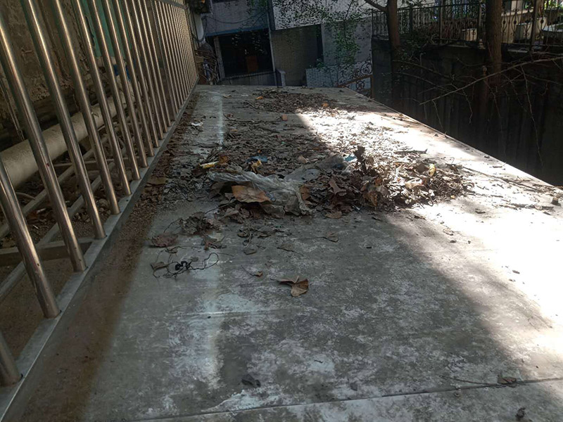 雨棚防水施工：1、待軟性防水層充分冷卻后，將塑料彩條棚布鋪設(shè)其上形成浮筑層(兩塊棚布須重疊)，起剛性水泥層和軟性防水層滑動間隔用。 2、鋪設(shè)5厘米厚的細石混凝土，內(nèi)用4毫米直徑的鐵絲結(jié)成孔徑小于10×10厘米的鐵絲網(wǎng)，加強混凝土的抗拉力。 3、剛性水泥層與女兒墻、立墻間留分格縫，可有效地防止其開裂。 4、大面積屋頂須設(shè)置分格縫，縫隙2厘米，鋼筋在分格縫必須分開?；炷脸浞指赏负?，分格縫內(nèi)清掃干凈，并填充防水油膏。分格縫因順坡度設(shè)置并錯開軟性防水層接縫。因分格縫的防水質(zhì)量難保證，必須嚴格操作。 5、剛性層鋪設(shè)時，表面必須形成坡度，加快積水排出屋面。 整個防水屋面鋪設(shè)完畢后，防水層由七層組成：防水油膏、油毛氈、防水油膏、油毛氈、防水油膏、塑料彩條棚布、混凝土。