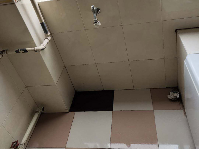 管道漏水修補(bǔ):先找到有裂縫砂眼的地方，金屬管道漏水時(shí)，地面會有潮濕痕跡，就能看到漏水的位置在什么地方。找到漏水的位置，做好標(biāo)記，先斷水 。斷水后，用砂紙打磨下管道外面，除去管道表面的浮砂、污物，然后對氣孔、砂眼盡可能用銼刀、手動(dòng)砂輪粗化，并用清潔劑擦拭干凈、熱風(fēng)機(jī)吹干，保持粘接面的干燥。均勻涂抹到裂縫砂眼表面，等待其自然固化。膠體完全固化后，若進(jìn)行噴砂處理表面效果會更好。當(dāng)用于密封堵漏時(shí)，盡可能將密封缺陷處除砂、除污、除銹，然后涂膠。
