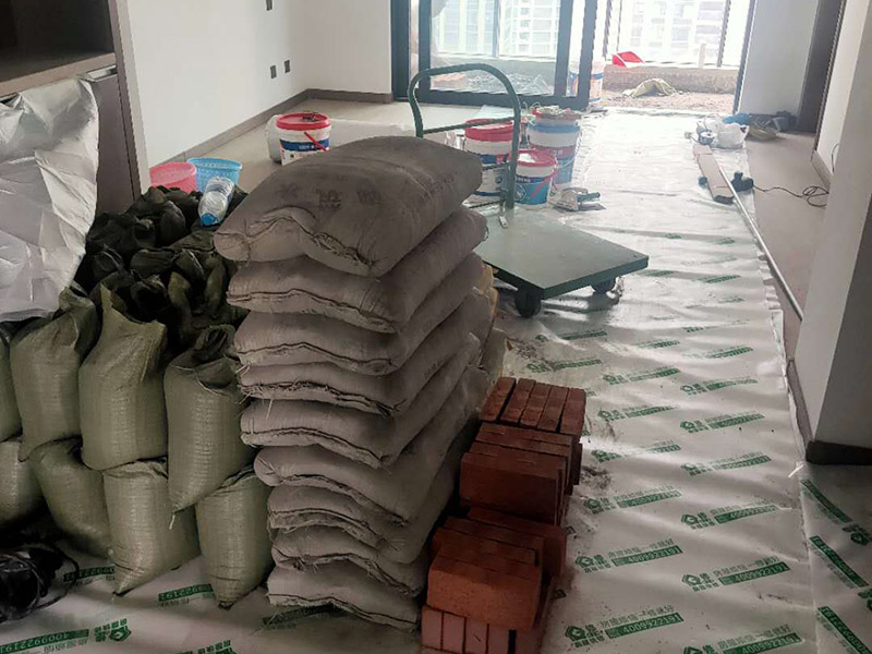 陽臺改造成品保護：各種裝修物料的進場以及各種建筑裝修垃圾的清理，都會經(jīng)過入戶門，這些物品在搬運的過程中，難免會和入戶門發(fā)生磕碰，造成入戶門的磕碰劃傷，所以，第一個需要做好成品保護的地方就是入戶門。 做法：在裝修開工前直到家具進場期間，都需要對入戶門進行保護！可以使用成品保護膜將門包裹。 在進行木門、櫥柜、家具等的相關(guān)的安裝或組裝的過程中，成品保護主要體現(xiàn)在兩個方面：一是原有的墻面、地面裝飾的保護，盡量避免因為這些安裝工程對已裝的部分造成破壞；二是安裝的物品本身的保護，注意不要在安裝過程中造成磕碰、劃傷等損傷。 好處：1.美觀；2.避免后期刮膩子滴到柜子上；3.避免后期安裝碰到，導(dǎo)致油漆脫落和刮痕；4.防塵。