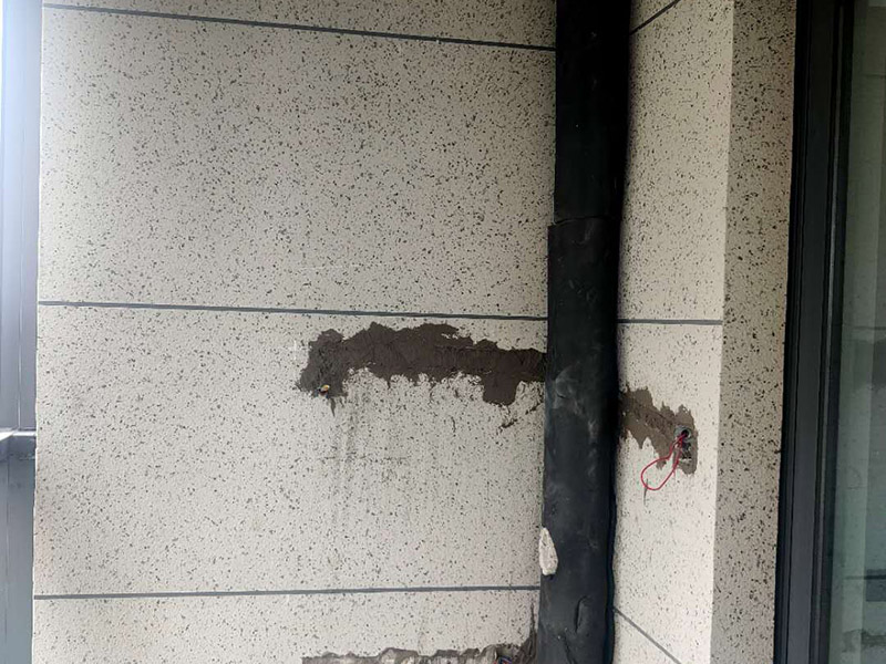 陽臺改造成品保護：各種裝修物料的進場以及各種建筑裝修垃圾的清理，都會經(jīng)過入戶門，這些物品在搬運的過程中，難免會和入戶門發(fā)生磕碰，造成入戶門的磕碰劃傷，所以，第一個需要做好成品保護的地方就是入戶門。 做法：在裝修開工前直到家具進場期間，都需要對入戶門進行保護！可以使用成品保護膜將門包裹。 在進行木門、櫥柜、家具等的相關(guān)的安裝或組裝的過程中，成品保護主要體現(xiàn)在兩個方面：一是原有的墻面、地面裝飾的保護，盡量避免因為這些安裝工程對已裝的部分造成破壞；二是安裝的物品本身的保護，注意不要在安裝過程中造成磕碰、劃傷等損傷。 好處：1.美觀；2.避免后期刮膩子滴到柜子上；3.避免后期安裝碰到，導(dǎo)致油漆脫落和刮痕；4.防塵。