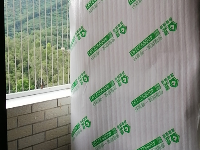 地面家具保護:實木地板相比較其他地面裝飾材料更加容易受到磨損或是劃傷，而施工操作過程中通常剛回進行物件的移動。此外施工人員還會時長爬上爬下，若有不慎，尖銳的施工工具也可能掉落地面。因此，還是要告誡施工人員小心施工，防止因為舉止的不慎而導致地面裝飾材料出現(xiàn)破損。  一旦地板有凹陷或是其他劃傷等，極容易破壞美觀，并且會影響使用心情和日后的家居生活。若想維修則又需進行大面積施工，得不償失。