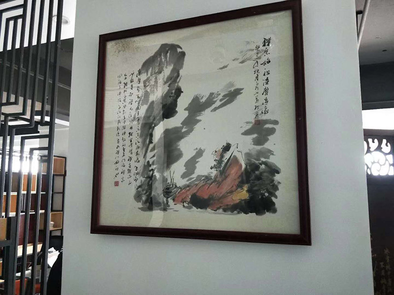 辦公室掛畫安裝：辦公室裝飾畫可以說(shuō)是非常普遍的，不管是公司老板還是部門經(jīng)理，辦公室都還不會(huì)缺少一幅字畫，辦公室掛畫不僅是一種裝飾，更多情況下是為了改善風(fēng)水，尤其是生意人，更加注重辦公室的風(fēng)水，弱想使得辦公室風(fēng)水旺，掛畫是遠(yuǎn)遠(yuǎn)不夠的，重點(diǎn)要看怎么掛。 辦公室內(nèi)掛一好的字畫作品，一幅好的風(fēng)水掛畫所起的作品至關(guān)重要。好的字畫合適的擺放位置，合適的布局能為主人招財(cái)納福，能為主人增加運(yùn)勢(shì)，會(huì)加持好的磁場(chǎng)。
