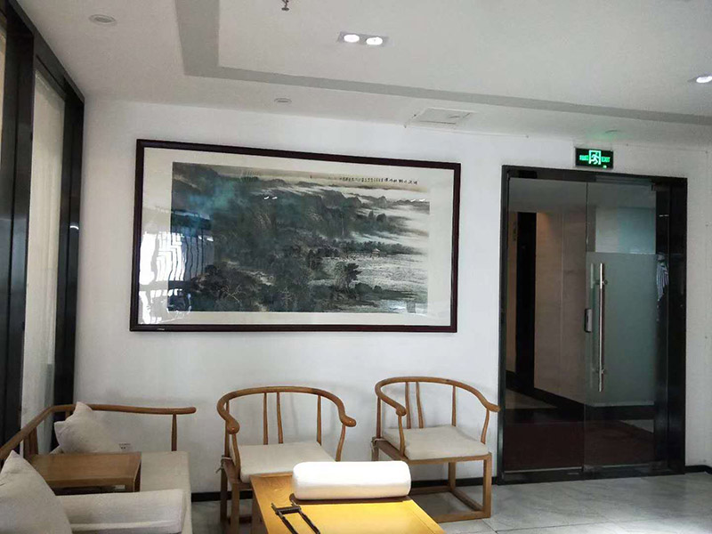 辦公室掛畫安裝：辦公室裝飾畫可以說(shuō)是非常普遍的，不管是公司老板還是部門經(jīng)理，辦公室都還不會(huì)缺少一幅字畫，辦公室掛畫不僅是一種裝飾，更多情況下是為了改善風(fēng)水，尤其是生意人，更加注重辦公室的風(fēng)水，弱想使得辦公室風(fēng)水旺，掛畫是遠(yuǎn)遠(yuǎn)不夠的，重點(diǎn)要看怎么掛。 辦公室內(nèi)掛一好的字畫作品，一幅好的風(fēng)水掛畫所起的作品至關(guān)重要。好的字畫合適的擺放位置，合適的布局能為主人招財(cái)納福，能為主人增加運(yùn)勢(shì)，會(huì)加持好的磁場(chǎng)。