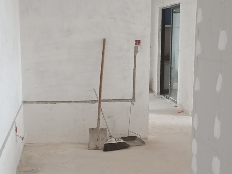 老房子改造裝修:舊墻面在翻新前一定要做墻面基底處理，粉化嚴(yán)重的要全部鏟除，鏟除后抹上一層白水泥，原來墻面過于光滑、刷過油漆的鏟除后還要做打磨處理，把粘結(jié)不牢的表皮去掉，便于新涂料和墻體粘結(jié)。 墻面底漆的作用是抗堿防潮、封固基材、保護(hù)面漆，提高面漆的質(zhì)感和遮蓋力，對(duì)于老房翻新，墻面一定要做底漆，如果沒有刷底漆就直接上面漆的話，時(shí)間一長(zhǎng)墻面容易起泡、發(fā)霉，太陽照曬時(shí)間長(zhǎng)了也容易變色。 已經(jīng)上好面漆的墻面要修補(bǔ)會(huì)比較麻煩，容易產(chǎn)生色差，材料的使用時(shí)間不同，質(zhì)量也難以保證，很難達(dá)到理想效果。 所以墻面的修補(bǔ)最好是整塊墻面，或是盡可能地選擇較大面積進(jìn)行修補(bǔ)，這樣可以盡量避免產(chǎn)生色差，修補(bǔ)后的質(zhì)量也更好。