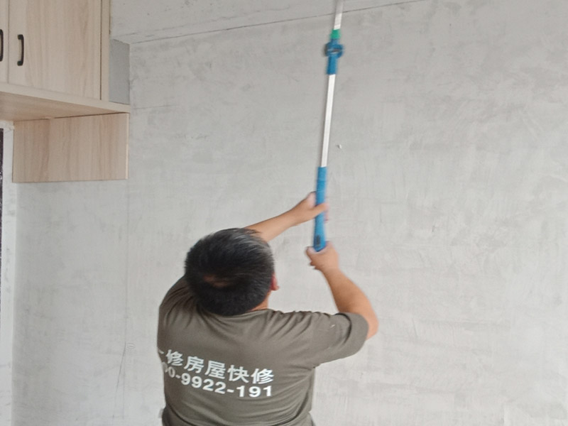 老房子改造裝修:舊墻面在翻新前一定要做墻面基底處理，粉化嚴(yán)重的要全部鏟除，鏟除后抹上一層白水泥，原來墻面過于光滑、刷過油漆的鏟除后還要做打磨處理，把粘結(jié)不牢的表皮去掉，便于新涂料和墻體粘結(jié)。 墻面底漆的作用是抗堿防潮、封固基材、保護(hù)面漆，提高面漆的質(zhì)感和遮蓋力，對(duì)于老房翻新，墻面一定要做底漆，如果沒有刷底漆就直接上面漆的話，時(shí)間一長(zhǎng)墻面容易起泡、發(fā)霉，太陽照曬時(shí)間長(zhǎng)了也容易變色。 已經(jīng)上好面漆的墻面要修補(bǔ)會(huì)比較麻煩，容易產(chǎn)生色差，材料的使用時(shí)間不同，質(zhì)量也難以保證，很難達(dá)到理想效果。 所以墻面的修補(bǔ)最好是整塊墻面，或是盡可能地選擇較大面積進(jìn)行修補(bǔ)，這樣可以盡量避免產(chǎn)生色差，修補(bǔ)后的質(zhì)量也更好。
