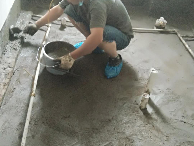 衛(wèi)生間拆除翻新：在敲磚正式開始之前需要做一些準備工作，包括施工用電設置和施工工具的準備。事前準備做好了，后面的工序才能有條不紊地進行。沖擊電鉆是墻面敲磚的重要工具，與傳統(tǒng)的用手錘和鋼鏨敲擊方式不同，用沖擊電鉆施工方便快捷。沖擊電鉆的鉆頭還可以根據(jù)施工需要自由更換。在敲磚施工過程中，梯子作為輔助的工具，除了有幫助敲墻面上方的瓷磚的作用，還有用來架起臨時插座的作用，以免用電插座和電線被掉下來的瓷磚遮掩或壓壞，造成施工意外。 衛(wèi)生間拆改時，會將原有地磚鑿去，一定要用水泥砂漿將地面找平，然后再做防水處理。這樣可以避免防水涂料因薄厚不均而造成滲漏。衛(wèi)生間墻地面之間的接縫以及上下水管道與地面的接縫處，是最容易出問題的地方，因此在衛(wèi)生間番細膩時要注意接縫處要刷到位，這樣的細節(jié)不容小覷。