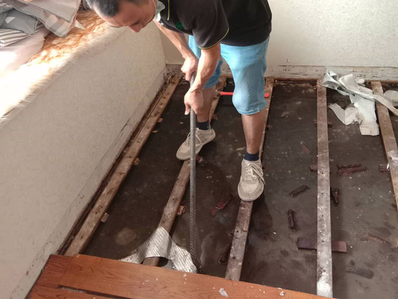 臥室地板鋪貼翻新： 1.舊地板翻新前應(yīng)確保屋內(nèi)的潔凈，搬出屋內(nèi)所有du物品; 2.將地板原有表面打磨掉1-2毫米; 3.然后進(jìn)行刮膩?zhàn)?、上色、上漆、上蠟拋光。舊地板翻新小貼士： 1.需要注意的是，并不是一切地板都可以進(jìn)行翻新，只有地板表層的厚度達(dá)到4毫米或以上的實(shí)木地板、實(shí)木復(fù)合地板和竹地板方可進(jìn)行翻新。因開始的打磨將會(huì)磨掉1-2毫米，太薄的地板易打磨出中間層，影響地板壽命，故在翻新前到銷售商處了解自家地板表層厚度。 2.實(shí)木復(fù)合拼花木塊上的顏色若不是浸透的顏色而是表層著色，又或者是顯色的木皮層比較薄，經(jīng)打磨后將會(huì)破壞其拼花效果，建議不要翻新...