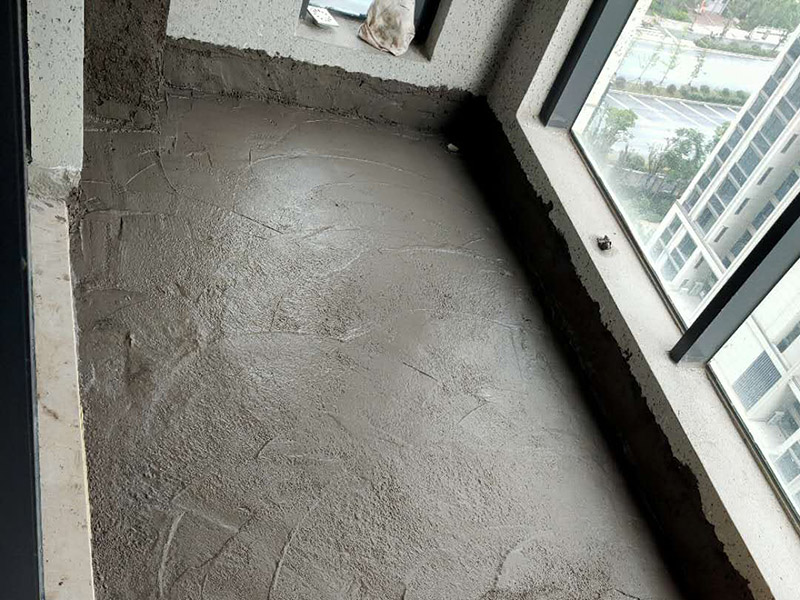 陽(yáng)臺(tái)做防水：陽(yáng)臺(tái)防水涂料的涂刷高度至少需要在30cm以上，如果是放置洗衣機(jī)的區(qū)域，需要將防水涂料涂抹得更高些。如果你家的陽(yáng)臺(tái)屬于外露陽(yáng)臺(tái)，為了加強(qiáng)防水效果，最好做得高些，同時(shí)防水涂料的厚度需要在1.5mm以上。在暴雨天氣下，如果雨量大于地漏的排水能力時(shí)，就會(huì)在陽(yáng)臺(tái)地面出現(xiàn)大量積水，容易導(dǎo)致積水進(jìn)入室內(nèi)，因此我們?cè)谶x購(gòu)陽(yáng)臺(tái)地漏的時(shí)，最好選擇排水量大且順暢的地漏。 陽(yáng)臺(tái)的防水層都在外層，需要受到陽(yáng)光暴曬、雨水侵蝕、嚴(yán)寒酷暑等自然天氣的考驗(yàn)，如果沒有出色的性能和良好的保護(hù)措施，他的使用年限會(huì)大大縮短。因此，我們?cè)谶x購(gòu)防水材料時(shí)，需要選擇強(qiáng)度高、耐老化的防水涂料。