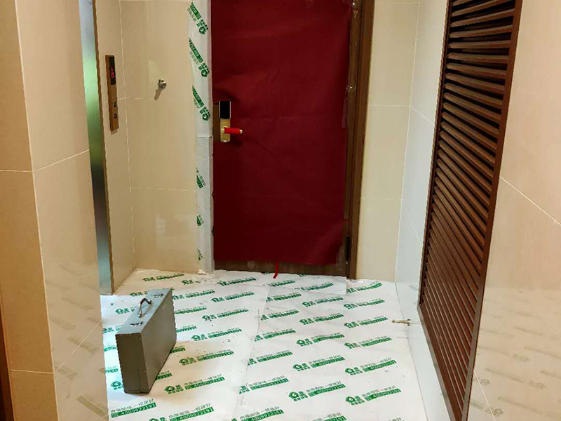 陽臺家具地面保護(hù):門扇安裝完畢后，采用普通塑料保護(hù)膜，同時用紙板包裹； 門扇、鎖具安裝完畢后，將門扇鎖緊； 門框下段部分必須用9厘夾板做“U”型護(hù)角保護(hù)處理，高度不小于1.5m，護(hù)板內(nèi)應(yīng)加襯泡沫等軟質(zhì)保護(hù)，防止擦傷。 安裝完畢后，用塑料布或戶內(nèi)門包裝內(nèi)的PE片材、瓦楞紙板等現(xiàn)有材料對門扇、門套進(jìn)行包裹、遮蓋保護(hù)；嚴(yán)禁撞擊門框扇及貼臉；門扇安裝后及時安裝門吸、門鎖； 安裝好的門扇不能長期處于開啟狀態(tài)，嚴(yán)禁在門扇懸掛重物；嚴(yán)禁硬物碰撞、避免將水弄到門上面； 門框下段部分必須用9厘夾板做“U”型護(hù)角保護(hù)處理，高度不小于1.5m，護(hù)板內(nèi)應(yīng)加襯泡沫等軟質(zhì)保護(hù)，防止擦傷； 室內(nèi)衛(wèi)生清理干凈后才能將保護(hù)膜撕開； 保潔時嚴(yán)禁用酒精之類油漆稀釋劑、脫漆松香水、二甲苯、清潔劑等溶液擦拭油漆表面，嚴(yán)禁使用鋼絲球和尖的物品以防劃傷油漆表面。