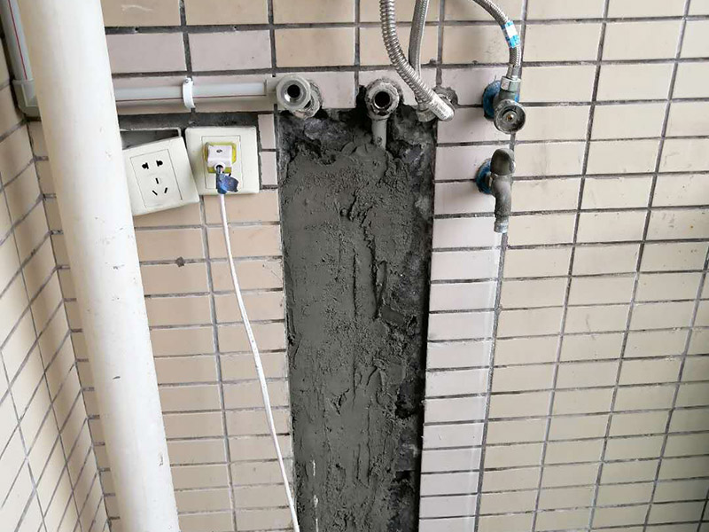 熱水管更換修復(fù)：先斷電后取下機(jī)殼右端維修蓋,并用手機(jī)拍照保存連接線的接線方法。用鉗子等工具拔掉電路的高溫連接線。用扳手取下發(fā)熱管蓋板的五顆螺帽后逆時(shí)針旋轉(zhuǎn)蓋子即可取下發(fā)熱管。將新的發(fā)熱管**密封圈。裝回螺絲的時(shí)候要對(duì)角固定，否則安裝不平造成漏水。注意：發(fā)熱管折彎一端必須朝向水嘴一方，不然會(huì)造成熱水量不足。