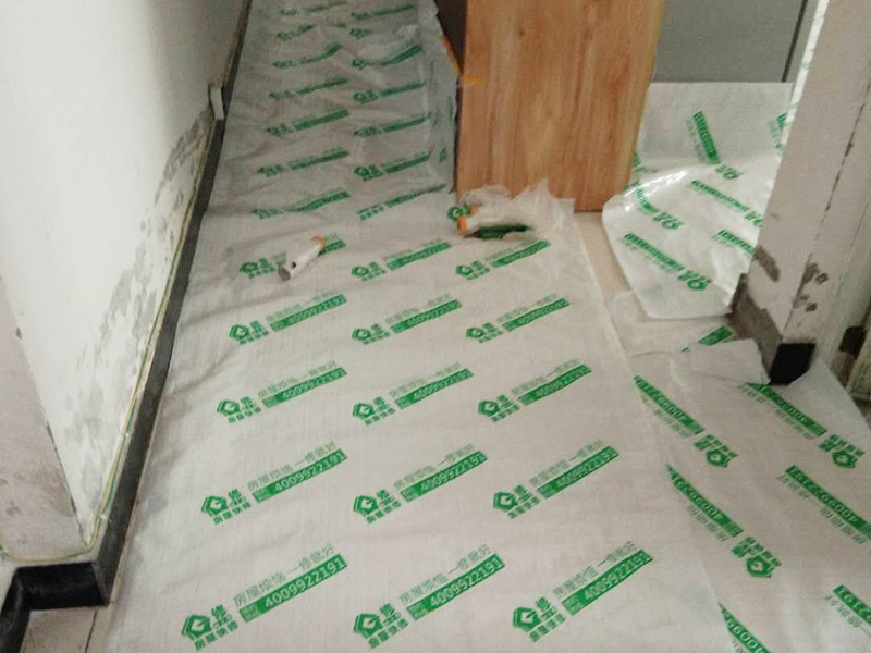地面家具成品保護(hù)：1、墻地面瓷磚，在鋪貼未干固的情況下，不要急于勾縫，以免人為地造成瓷磚松動(dòng)、高低不平，影響施工效果。 　　2、地面瓷磚干固前，不要在上面走動(dòng)、堆放雜物，以免造成瓷磚松動(dòng)、高低不平。 　　3、地面瓷磚鋪貼完后，最好使用成品保護(hù)膜覆蓋磚面，既可以防止裝修時(shí)的沙子磨傷地面，同時(shí)也能有效地防止油漆涂料等有色液體滴落磚面，造成地面污染。 　　4、做好浴缸、面盆的保護(hù) 　　衛(wèi)生間浴缸、面盆的安裝一般都在早期進(jìn)行，在后期施工中，這些設(shè)施難免會(huì)被大量粉塵、小水泥渣等異物污染。