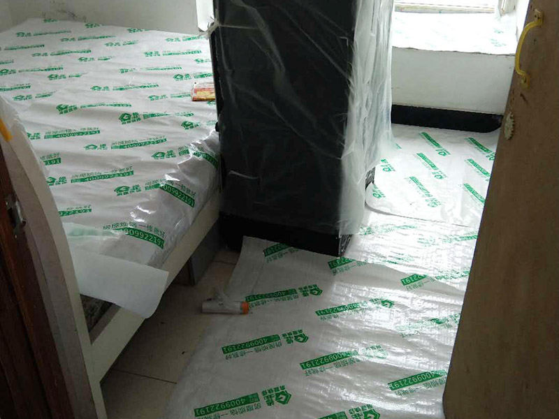 地面家具成品保護(hù)：1、墻地面瓷磚，在鋪貼未干固的情況下，不要急于勾縫，以免人為地造成瓷磚松動(dòng)、高低不平，影響施工效果。 　　2、地面瓷磚干固前，不要在上面走動(dòng)、堆放雜物，以免造成瓷磚松動(dòng)、高低不平。 　　3、地面瓷磚鋪貼完后，最好使用成品保護(hù)膜覆蓋磚面，既可以防止裝修時(shí)的沙子磨傷地面，同時(shí)也能有效地防止油漆涂料等有色液體滴落磚面，造成地面污染。 　　4、做好浴缸、面盆的保護(hù) 　　衛(wèi)生間浴缸、面盆的安裝一般都在早期進(jìn)行，在后期施工中，這些設(shè)施難免會(huì)被大量粉塵、小水泥渣等異物污染。