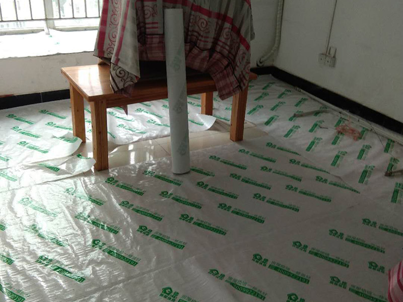 地面家具成品保護(hù)：1、墻地面瓷磚，在鋪貼未干固的情況下，不要急于勾縫，以免人為地造成瓷磚松動(dòng)、高低不平，影響施工效果。 　　2、地面瓷磚干固前，不要在上面走動(dòng)、堆放雜物，以免造成瓷磚松動(dòng)、高低不平。 　　3、地面瓷磚鋪貼完后，最好使用成品保護(hù)膜覆蓋磚面，既可以防止裝修時(shí)的沙子磨傷地面，同時(shí)也能有效地防止油漆涂料等有色液體滴落磚面，造成地面污染。 　　4、做好浴缸、面盆的保護(hù) 　　衛(wèi)生間浴缸、面盆的安裝一般都在早期進(jìn)行，在后期施工中，這些設(shè)施難免會(huì)被大量粉塵、小水泥渣等異物污染。
