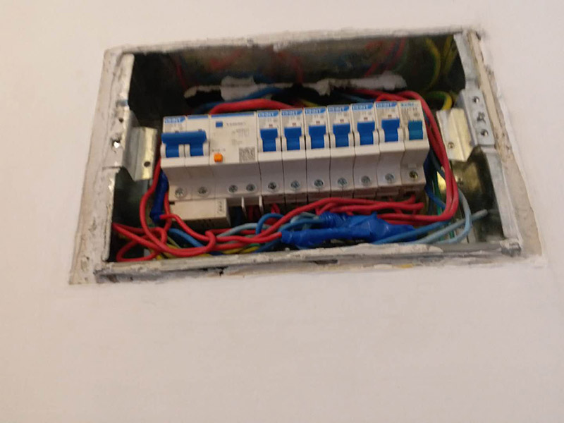 電路檢查維修:觀察。高手不僅看電路板的外觀，還常常積累一些電路組成，電路板年限，接口外設(shè)等經(jīng)驗。有什么好處？維修中可以減少失誤，尤其在維修過程中各種方法都使完卻沒有發(fā)現(xiàn)故障時。詳細詢問設(shè)備管理人員該電路板的詳細情況，越詳細越好。建立大量的數(shù)據(jù)再做分析和測試，然后再確定。檢驗是必須要做的工作，也是最花費時間的工作。千萬不要以剛維修過的經(jīng)驗做論點先入為主，更不可有些似似而非的觀點留下來。