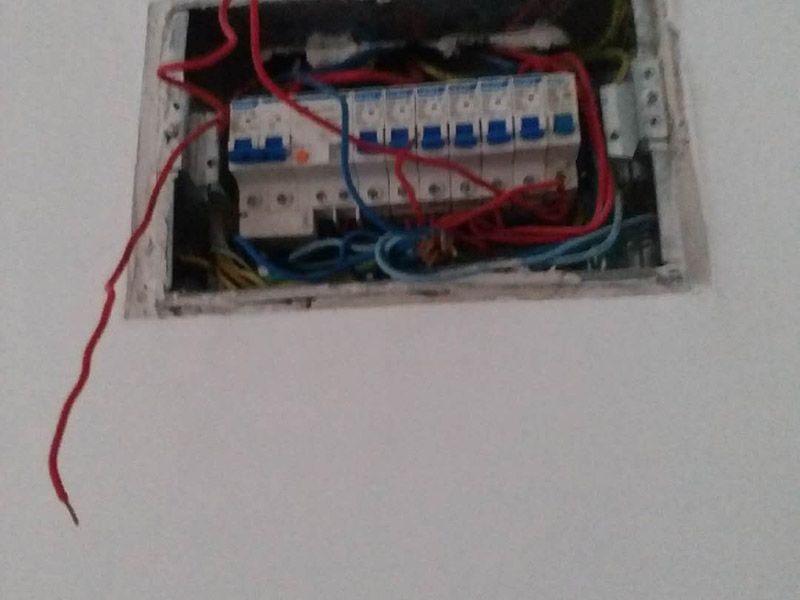 電路檢查維修:觀察。高手不僅看電路板的外觀，還常常積累一些電路組成，電路板年限，接口外設(shè)等經(jīng)驗。有什么好處？維修中可以減少失誤，尤其在維修過程中各種方法都使完卻沒有發(fā)現(xiàn)故障時。詳細詢問設(shè)備管理人員該電路板的詳細情況，越詳細越好。建立大量的數(shù)據(jù)再做分析和測試，然后再確定。檢驗是必須要做的工作，也是最花費時間的工作。千萬不要以剛維修過的經(jīng)驗做論點先入為主，更不可有些似似而非的觀點留下來。