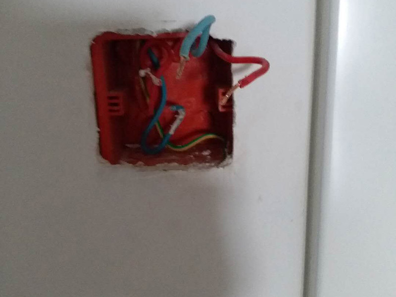 電路檢查維修:觀察。高手不僅看電路板的外觀，還常常積累一些電路組成，電路板年限，接口外設(shè)等經(jīng)驗。有什么好處？維修中可以減少失誤，尤其在維修過程中各種方法都使完卻沒有發(fā)現(xiàn)故障時。詳細詢問設(shè)備管理人員該電路板的詳細情況，越詳細越好。建立大量的數(shù)據(jù)再做分析和測試，然后再確定。檢驗是必須要做的工作，也是最花費時間的工作。千萬不要以剛維修過的經(jīng)驗做論點先入為主，更不可有些似似而非的觀點留下來。