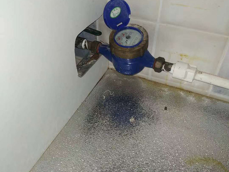 管道角閥漏水維修：1.關閉總水閥,用活動扳手擰下角閥,查看接口。
2.查看角閥接口金屬邊緣是否破損,如果破損需要更換整只角閥。
3.查看角閥接口上的軟管內墊片破損情況。
4.無明顯破損,沖洗軟管接口上的雜質,纏上生料帶重新裝回。
5.破損嚴重需要更換接口墊片,纏生料帶裝回。