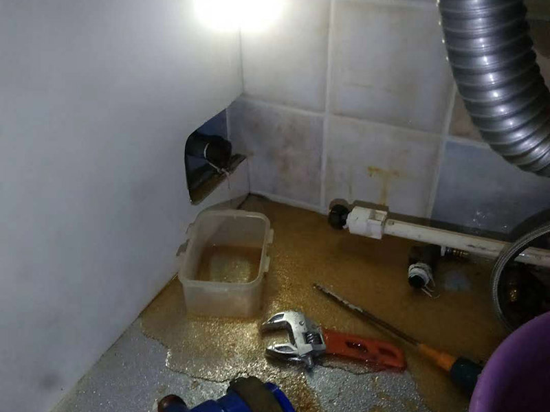 管道角閥漏水維修：1.關閉總水閥,用活動扳手擰下角閥,查看接口。
2.查看角閥接口金屬邊緣是否破損,如果破損需要更換整只角閥。
3.查看角閥接口上的軟管內墊片破損情況。
4.無明顯破損,沖洗軟管接口上的雜質,纏上生料帶重新裝回。
5.破損嚴重需要更換接口墊片,纏生料帶裝回。