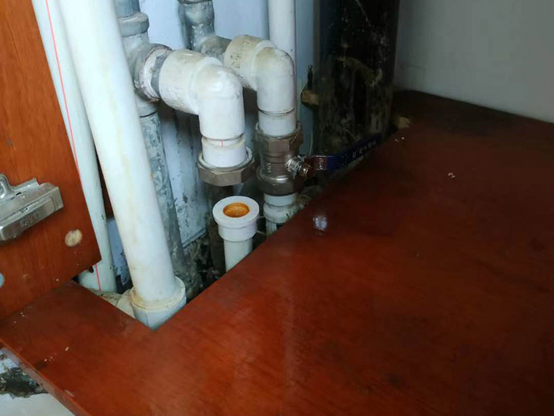 管道角閥漏水維修：1.關閉總水閥,用活動扳手擰下角閥,查看接口。
2.查看角閥接口金屬邊緣是否破損,如果破損需要更換整只角閥。
3.查看角閥接口上的軟管內墊片破損情況。
4.無明顯破損,沖洗軟管接口上的雜質,纏上生料帶重新裝回。
5.破損嚴重需要更換接口墊片,纏生料帶裝回。