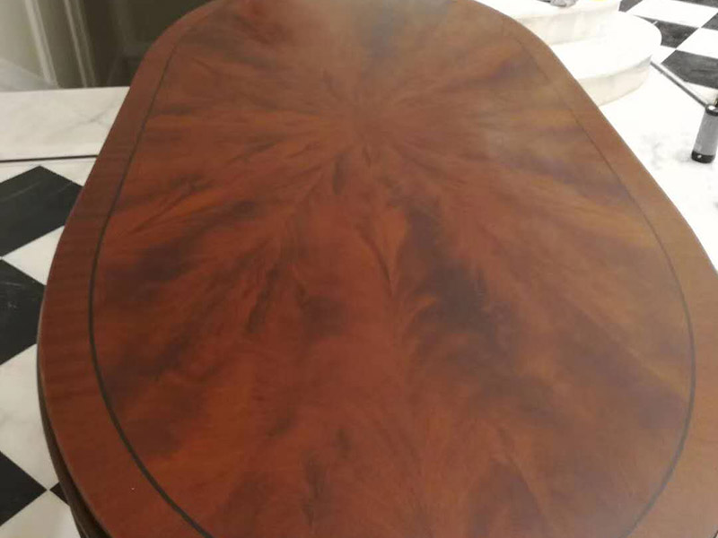 家具翻新打蠟：首先要去除家具表面的灰塵，在打掃灰塵時(shí)，一定要用兩塊潔凈的棉布，一是潤濕的，二是干的。先用潤濕的棉布將其表面干凈，再用干的棉布將那些水漬擦干。灰塵一定要弄干凈，不然在上蠟時(shí)，有灰塵會(huì)加大棉布與木質(zhì)家具之間的摩擦，將其表面損壞。 木制家具若是以前上過蠟的，先將原蠟去除。在去除時(shí)一定要小心，應(yīng)該用用溫性的清潔劑或者淡淡的非堿性肥皂水，將表面擦拭干凈，尤其要注意家具的一些縫隙要講它們的灰塵處理干凈，還有一些表面有一點(diǎn)損壞的，一定要小心再小心的處理，不然再次上蠟后會(huì)影響他的光澤度。 在處理木制家具的原蠟后，就該將家具表面重新上蠟了，先將準(zhǔn)備好的蠟涂在潔凈的棉布上，注意蠟的用量，以免用量過多，導(dǎo)致蠟在木制家具的表面涂抹不勻。然后將涂有蠟的棉布順著木材的紋理方向給家具上蠟，上蠟時(shí)，要掌握由淺入深、由點(diǎn)及面的原則，循序漸進(jìn)，均勻上蠟。等到把蠟全部上好就可以了。
