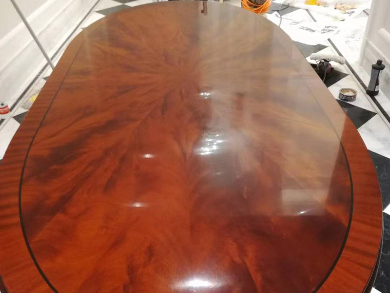 家具翻新打蠟：首先要去除家具表面的灰塵，在打掃灰塵時(shí)，一定要用兩塊潔凈的棉布，一是潤濕的，二是干的。先用潤濕的棉布將其表面干凈，再用干的棉布將那些水漬擦干?；覊m一定要弄干凈，不然在上蠟時(shí)，有灰塵會(huì)加大棉布與木質(zhì)家具之間的摩擦，將其表面損壞。 木制家具若是以前上過蠟的，先將原蠟去除。在去除時(shí)一定要小心，應(yīng)該用用溫性的清潔劑或者淡淡的非堿性肥皂水，將表面擦拭干凈，尤其要注意家具的一些縫隙要講它們的灰塵處理干凈，還有一些表面有一點(diǎn)損壞的，一定要小心再小心的處理，不然再次上蠟后會(huì)影響他的光澤度。 在處理木制家具的原蠟后，就該將家具表面重新上蠟了，先將準(zhǔn)備好的蠟涂在潔凈的棉布上，注意蠟的用量，以免用量過多，導(dǎo)致蠟在木制家具的表面涂抹不勻。然后將涂有蠟的棉布順著木材的紋理方向給家具上蠟，上蠟時(shí)，要掌握由淺入深、由點(diǎn)及面的原則，循序漸進(jìn)，均勻上蠟。等到把蠟全部上好就可以了。