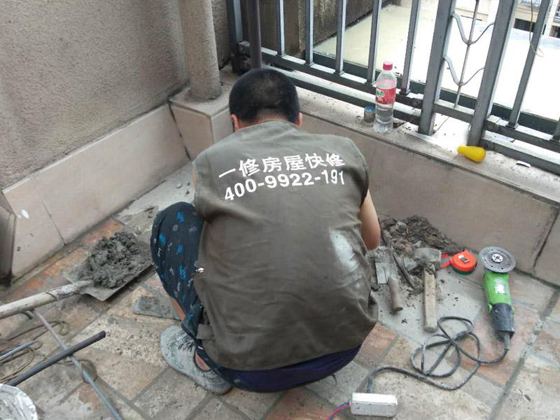 露臺(tái)瓷磚鋪貼:地面磚鋪貼前應(yīng)浸水潤濕。鋪貼前應(yīng)進(jìn)行對色、拼花、應(yīng)根據(jù)設(shè)計(jì)要求確定結(jié)合層砂漿厚度,拉十字線控制其厚度和石材、地磚平整度。結(jié)合層砂漿宜采用體積干硬性水泥砂漿,厚度宜高出實(shí)鋪厚度2—3毫米。鋪貼前應(yīng)在水泥砂漿上刷一道素水泥漿。石材、地面磚鋪貼時(shí)保持水平就位,用橡皮錘輕擊使其與砂漿粘結(jié)緊密,同時(shí)調(diào)整其表面平整度及縫寬。鋪貼后應(yīng)及時(shí)清理表面,24小時(shí)后勾縫。