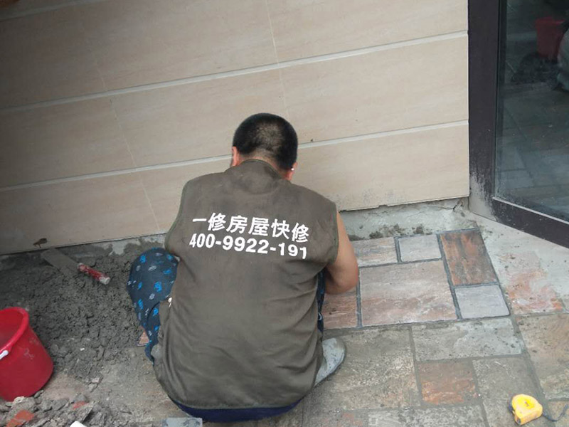 露臺(tái)瓷磚鋪貼:地面磚鋪貼前應(yīng)浸水潤濕。鋪貼前應(yīng)進(jìn)行對色、拼花、應(yīng)根據(jù)設(shè)計(jì)要求確定結(jié)合層砂漿厚度,拉十字線控制其厚度和石材、地磚平整度。結(jié)合層砂漿宜采用體積干硬性水泥砂漿,厚度宜高出實(shí)鋪厚度2—3毫米。鋪貼前應(yīng)在水泥砂漿上刷一道素水泥漿。石材、地面磚鋪貼時(shí)保持水平就位,用橡皮錘輕擊使其與砂漿粘結(jié)緊密,同時(shí)調(diào)整其表面平整度及縫寬。鋪貼后應(yīng)及時(shí)清理表面,24小時(shí)后勾縫。