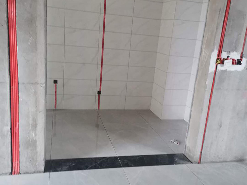 全屋電路走線：一、開槽不能太用力，工人需要按照電路圖的指示，在墻地面相應(yīng)的位置開槽，千萬不能進(jìn)行盲目施工或者隨意開槽埋管，以免破壞承重墻。另外，槽道的轉(zhuǎn)角處要做好圓角處理，以防轉(zhuǎn)角處尖銳的直角刮破穿線管。 二、電線一定要穿管 電線不能直接埋入墻內(nèi)，一定要穿過PVC管，否則就容易老化與損壞，而且后期維修起來也比較困難。也就是說，不把墻體重新鑿開，都無法對(duì)電線進(jìn)行更換。 三、一根管內(nèi)電線不能太多一根管道中的電線，不能超過管道橫截面積的40%。一般一根管道內(nèi)可以傳入三根電線，如果電線太多，不僅會(huì)影響管道的正常使用壽命，而且還會(huì)增加安全隱患。 四、強(qiáng)弱電線要分開 強(qiáng)電的管道不能與弱電的管道位于同一個(gè)凹槽內(nèi)。強(qiáng)電線更是不能與弱電線穿進(jìn)同一根管道內(nèi)，否則強(qiáng)電線通電時(shí)產(chǎn)生的電磁波會(huì)對(duì)弱電信號(hào)產(chǎn)生很大的影響。另外，如果強(qiáng)電線管道與弱電線管道相交了，那就需要用鋁箔紙包裹住兩者的相交部分。五、強(qiáng)弱電要分色區(qū)別在電路改造</a>時(shí)，火線、零線和接地線應(yīng)該用不同顏色的電線來表示。一般情況下，火線用紅色或黑色的線表示，零線用綠色或藍(lán)色的線表示，接地線用黃綠相間的雙色線表示。另外，強(qiáng)電和弱電的穿線管也要注意顏色區(qū)分，強(qiáng)電的穿線管通常使用紅色的管子，弱電的穿線管使用綠色或藍(lán)色的管子。 六、管道內(nèi)要無接頭，電線線路需要彎曲或分支時(shí)，一定要使用專門的彎頭和護(hù)套盒進(jìn)行連接。如果電線不夠長(zhǎng)，要在護(hù)套盒內(nèi)連接，從而保證穿線管內(nèi)的電線沒有接頭。