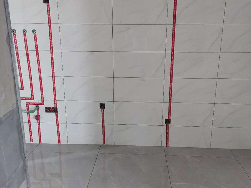 全屋電路走線：一、開槽不能太用力，工人需要按照電路圖的指示，在墻地面相應(yīng)的位置開槽，千萬不能進(jìn)行盲目施工或者隨意開槽埋管，以免破壞承重墻。另外，槽道的轉(zhuǎn)角處要做好圓角處理，以防轉(zhuǎn)角處尖銳的直角刮破穿線管。 二、電線一定要穿管 電線不能直接埋入墻內(nèi)，一定要穿過PVC管，否則就容易老化與損壞，而且后期維修起來也比較困難。也就是說，不把墻體重新鑿開，都無法對(duì)電線進(jìn)行更換。 三、一根管內(nèi)電線不能太多一根管道中的電線，不能超過管道橫截面積的40%。一般一根管道內(nèi)可以傳入三根電線，如果電線太多，不僅會(huì)影響管道的正常使用壽命，而且還會(huì)增加安全隱患。 四、強(qiáng)弱電線要分開 強(qiáng)電的管道不能與弱電的管道位于同一個(gè)凹槽內(nèi)。強(qiáng)電線更是不能與弱電線穿進(jìn)同一根管道內(nèi)，否則強(qiáng)電線通電時(shí)產(chǎn)生的電磁波會(huì)對(duì)弱電信號(hào)產(chǎn)生很大的影響。另外，如果強(qiáng)電線管道與弱電線管道相交了，那就需要用鋁箔紙包裹住兩者的相交部分。五、強(qiáng)弱電要分色區(qū)別在電路改造</a>時(shí)，火線、零線和接地線應(yīng)該用不同顏色的電線來表示。一般情況下，火線用紅色或黑色的線表示，零線用綠色或藍(lán)色的線表示，接地線用黃綠相間的雙色線表示。另外，強(qiáng)電和弱電的穿線管也要注意顏色區(qū)分，強(qiáng)電的穿線管通常使用紅色的管子，弱電的穿線管使用綠色或藍(lán)色的管子。 六、管道內(nèi)要無接頭，電線線路需要彎曲或分支時(shí)，一定要使用專門的彎頭和護(hù)套盒進(jìn)行連接。如果電線不夠長(zhǎng)，要在護(hù)套盒內(nèi)連接，從而保證穿線管內(nèi)的電線沒有接頭。