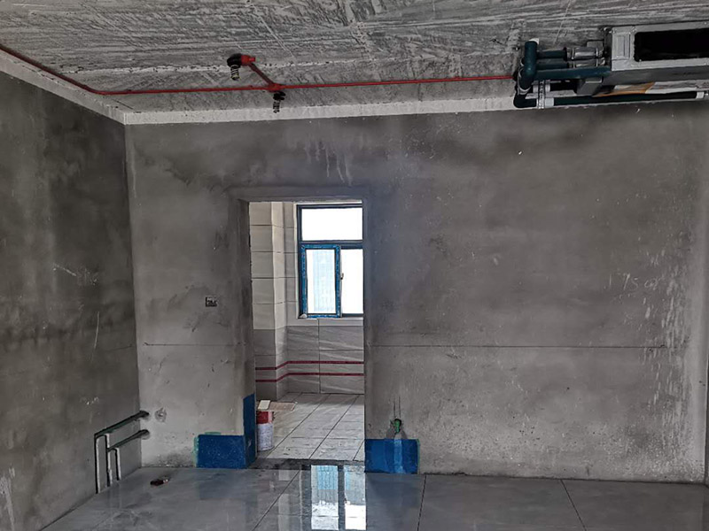 全屋電路走線：一、開槽不能太用力，工人需要按照電路圖的指示，在墻地面相應(yīng)的位置開槽，千萬不能進(jìn)行盲目施工或者隨意開槽埋管，以免破壞承重墻。另外，槽道的轉(zhuǎn)角處要做好圓角處理，以防轉(zhuǎn)角處尖銳的直角刮破穿線管。 二、電線一定要穿管 電線不能直接埋入墻內(nèi)，一定要穿過PVC管，否則就容易老化與損壞，而且后期維修起來也比較困難。也就是說，不把墻體重新鑿開，都無法對(duì)電線進(jìn)行更換。 三、一根管內(nèi)電線不能太多一根管道中的電線，不能超過管道橫截面積的40%。一般一根管道內(nèi)可以傳入三根電線，如果電線太多，不僅會(huì)影響管道的正常使用壽命，而且還會(huì)增加安全隱患。 四、強(qiáng)弱電線要分開 強(qiáng)電的管道不能與弱電的管道位于同一個(gè)凹槽內(nèi)。強(qiáng)電線更是不能與弱電線穿進(jìn)同一根管道內(nèi)，否則強(qiáng)電線通電時(shí)產(chǎn)生的電磁波會(huì)對(duì)弱電信號(hào)產(chǎn)生很大的影響。另外，如果強(qiáng)電線管道與弱電線管道相交了，那就需要用鋁箔紙包裹住兩者的相交部分。五、強(qiáng)弱電要分色區(qū)別在電路改造</a>時(shí)，火線、零線和接地線應(yīng)該用不同顏色的電線來表示。一般情況下，火線用紅色或黑色的線表示，零線用綠色或藍(lán)色的線表示，接地線用黃綠相間的雙色線表示。另外，強(qiáng)電和弱電的穿線管也要注意顏色區(qū)分，強(qiáng)電的穿線管通常使用紅色的管子，弱電的穿線管使用綠色或藍(lán)色的管子。 六、管道內(nèi)要無接頭，電線線路需要彎曲或分支時(shí)，一定要使用專門的彎頭和護(hù)套盒進(jìn)行連接。如果電線不夠長(zhǎng)，要在護(hù)套盒內(nèi)連接，從而保證穿線管內(nèi)的電線沒有接頭。