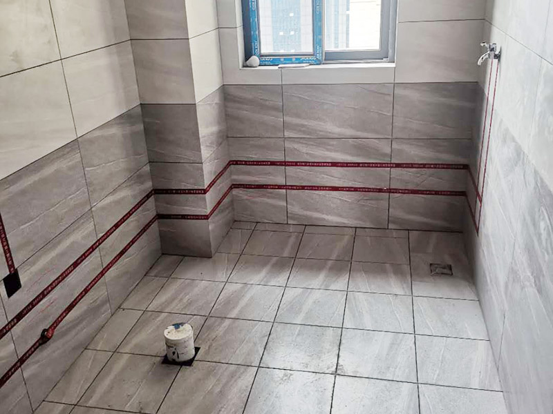 全屋電路走線：一、開槽不能太用力，工人需要按照電路圖的指示，在墻地面相應(yīng)的位置開槽，千萬不能進(jìn)行盲目施工或者隨意開槽埋管，以免破壞承重墻。另外，槽道的轉(zhuǎn)角處要做好圓角處理，以防轉(zhuǎn)角處尖銳的直角刮破穿線管。 二、電線一定要穿管 電線不能直接埋入墻內(nèi)，一定要穿過PVC管，否則就容易老化與損壞，而且后期維修起來也比較困難。也就是說，不把墻體重新鑿開，都無法對(duì)電線進(jìn)行更換。 三、一根管內(nèi)電線不能太多一根管道中的電線，不能超過管道橫截面積的40%。一般一根管道內(nèi)可以傳入三根電線，如果電線太多，不僅會(huì)影響管道的正常使用壽命，而且還會(huì)增加安全隱患。 四、強(qiáng)弱電線要分開 強(qiáng)電的管道不能與弱電的管道位于同一個(gè)凹槽內(nèi)。強(qiáng)電線更是不能與弱電線穿進(jìn)同一根管道內(nèi)，否則強(qiáng)電線通電時(shí)產(chǎn)生的電磁波會(huì)對(duì)弱電信號(hào)產(chǎn)生很大的影響。另外，如果強(qiáng)電線管道與弱電線管道相交了，那就需要用鋁箔紙包裹住兩者的相交部分。五、強(qiáng)弱電要分色區(qū)別在電路改造</a>時(shí)，火線、零線和接地線應(yīng)該用不同顏色的電線來表示。一般情況下，火線用紅色或黑色的線表示，零線用綠色或藍(lán)色的線表示，接地線用黃綠相間的雙色線表示。另外，強(qiáng)電和弱電的穿線管也要注意顏色區(qū)分，強(qiáng)電的穿線管通常使用紅色的管子，弱電的穿線管使用綠色或藍(lán)色的管子。 六、管道內(nèi)要無接頭，電線線路需要彎曲或分支時(shí)，一定要使用專門的彎頭和護(hù)套盒進(jìn)行連接。如果電線不夠長(zhǎng)，要在護(hù)套盒內(nèi)連接，從而保證穿線管內(nèi)的電線沒有接頭。