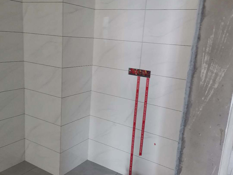 全屋電路走線：一、開槽不能太用力，工人需要按照電路圖的指示，在墻地面相應(yīng)的位置開槽，千萬不能進(jìn)行盲目施工或者隨意開槽埋管，以免破壞承重墻。另外，槽道的轉(zhuǎn)角處要做好圓角處理，以防轉(zhuǎn)角處尖銳的直角刮破穿線管。 二、電線一定要穿管 電線不能直接埋入墻內(nèi)，一定要穿過PVC管，否則就容易老化與損壞，而且后期維修起來也比較困難。也就是說，不把墻體重新鑿開，都無法對(duì)電線進(jìn)行更換。 三、一根管內(nèi)電線不能太多一根管道中的電線，不能超過管道橫截面積的40%。一般一根管道內(nèi)可以傳入三根電線，如果電線太多，不僅會(huì)影響管道的正常使用壽命，而且還會(huì)增加安全隱患。 四、強(qiáng)弱電線要分開 強(qiáng)電的管道不能與弱電的管道位于同一個(gè)凹槽內(nèi)。強(qiáng)電線更是不能與弱電線穿進(jìn)同一根管道內(nèi)，否則強(qiáng)電線通電時(shí)產(chǎn)生的電磁波會(huì)對(duì)弱電信號(hào)產(chǎn)生很大的影響。另外，如果強(qiáng)電線管道與弱電線管道相交了，那就需要用鋁箔紙包裹住兩者的相交部分。五、強(qiáng)弱電要分色區(qū)別在電路改造</a>時(shí)，火線、零線和接地線應(yīng)該用不同顏色的電線來表示。一般情況下，火線用紅色或黑色的線表示，零線用綠色或藍(lán)色的線表示，接地線用黃綠相間的雙色線表示。另外，強(qiáng)電和弱電的穿線管也要注意顏色區(qū)分，強(qiáng)電的穿線管通常使用紅色的管子，弱電的穿線管使用綠色或藍(lán)色的管子。 六、管道內(nèi)要無接頭，電線線路需要彎曲或分支時(shí)，一定要使用專門的彎頭和護(hù)套盒進(jìn)行連接。如果電線不夠長(zhǎng)，要在護(hù)套盒內(nèi)連接，從而保證穿線管內(nèi)的電線沒有接頭。