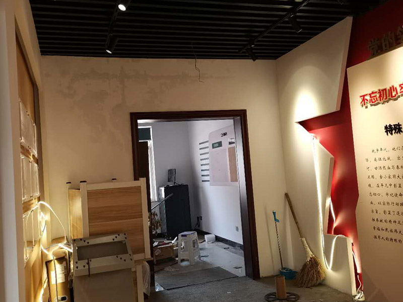 公司企業(yè)墻電路改造:用電需求進(jìn)行定位，完成定位之后，師傅會(huì)按照定位和電路走向，進(jìn)行開槽布線，開的槽要橫平豎直，這樣才是規(guī)范的做法。布線都是使用線管進(jìn)行暗埋，有PVC和冷彎管兩種，冷彎管彎曲效果很好，不會(huì)斷裂，是布線不錯(cuò)的選擇，它的轉(zhuǎn)角有一定弧度，線可以隨便更換，不需要開墻。如果選擇冷彎管的話，需要借助彎管工具，弧度是線管直徑的十倍，這樣穿線或拆線，才能暢通無阻。 (1)強(qiáng)弱電之間的距離是30-50公分，避免受到干擾，影響正常使用，甚至不安全，強(qiáng)弱電不可以在同一根管內(nèi)。 (2)管子里面的導(dǎo)線總截面面積，要比保護(hù)管截面面積小百分之四十，比如：二十的管內(nèi)最多可以穿四根2.5平方的電線。 (3)如果線管需要連接，肯定要使用接頭，接頭和管子要用膠粘牢固。線管在地面的話，需要進(jìn)行保護(hù)，預(yù)防被踩裂，影響后期檢修。