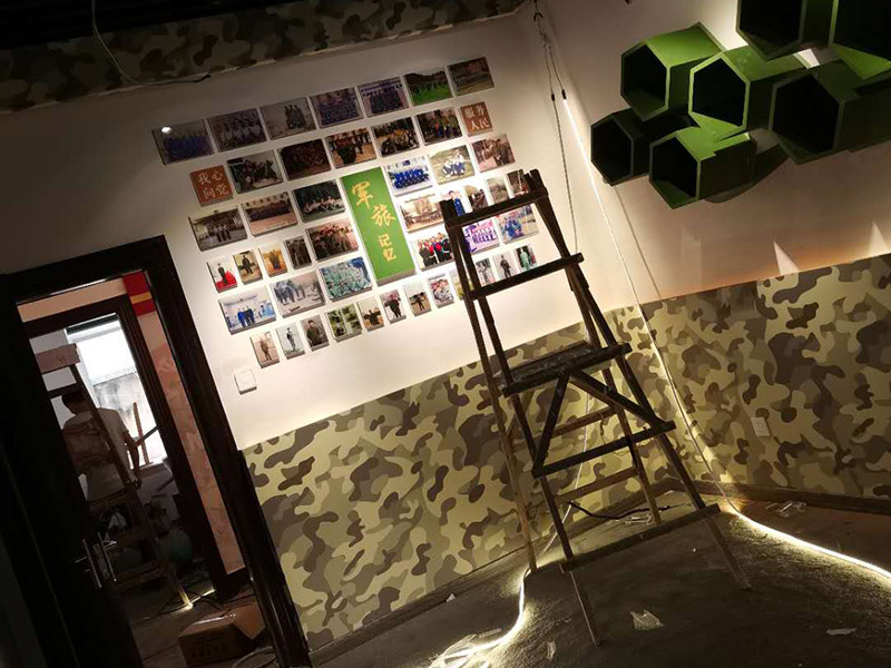 公司企業(yè)墻電路改造:用電需求進(jìn)行定位，完成定位之后，師傅會(huì)按照定位和電路走向，進(jìn)行開槽布線，開的槽要橫平豎直，這樣才是規(guī)范的做法。布線都是使用線管進(jìn)行暗埋，有PVC和冷彎管兩種，冷彎管彎曲效果很好，不會(huì)斷裂，是布線不錯(cuò)的選擇，它的轉(zhuǎn)角有一定弧度，線可以隨便更換，不需要開墻。如果選擇冷彎管的話，需要借助彎管工具，弧度是線管直徑的十倍，這樣穿線或拆線，才能暢通無阻。 (1)強(qiáng)弱電之間的距離是30-50公分，避免受到干擾，影響正常使用，甚至不安全，強(qiáng)弱電不可以在同一根管內(nèi)。 (2)管子里面的導(dǎo)線總截面面積，要比保護(hù)管截面面積小百分之四十，比如：二十的管內(nèi)最多可以穿四根2.5平方的電線。 (3)如果線管需要連接，肯定要使用接頭，接頭和管子要用膠粘牢固。線管在地面的話，需要進(jìn)行保護(hù)，預(yù)防被踩裂，影響后期檢修。
