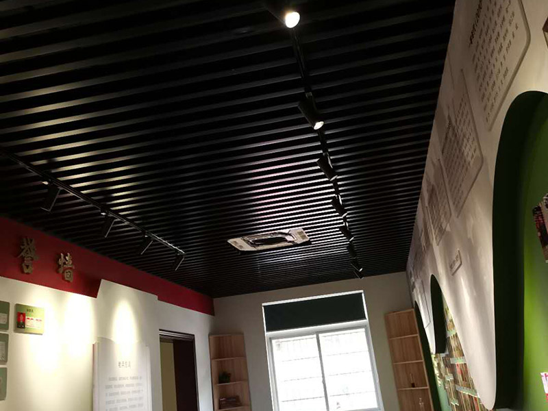 公司企業(yè)墻電路改造:用電需求進(jìn)行定位，完成定位之后，師傅會(huì)按照定位和電路走向，進(jìn)行開槽布線，開的槽要橫平豎直，這樣才是規(guī)范的做法。布線都是使用線管進(jìn)行暗埋，有PVC和冷彎管兩種，冷彎管彎曲效果很好，不會(huì)斷裂，是布線不錯(cuò)的選擇，它的轉(zhuǎn)角有一定弧度，線可以隨便更換，不需要開墻。如果選擇冷彎管的話，需要借助彎管工具，弧度是線管直徑的十倍，這樣穿線或拆線，才能暢通無阻。 (1)強(qiáng)弱電之間的距離是30-50公分，避免受到干擾，影響正常使用，甚至不安全，強(qiáng)弱電不可以在同一根管內(nèi)。 (2)管子里面的導(dǎo)線總截面面積，要比保護(hù)管截面面積小百分之四十，比如：二十的管內(nèi)最多可以穿四根2.5平方的電線。 (3)如果線管需要連接，肯定要使用接頭，接頭和管子要用膠粘牢固。線管在地面的話，需要進(jìn)行保護(hù)，預(yù)防被踩裂，影響后期檢修。