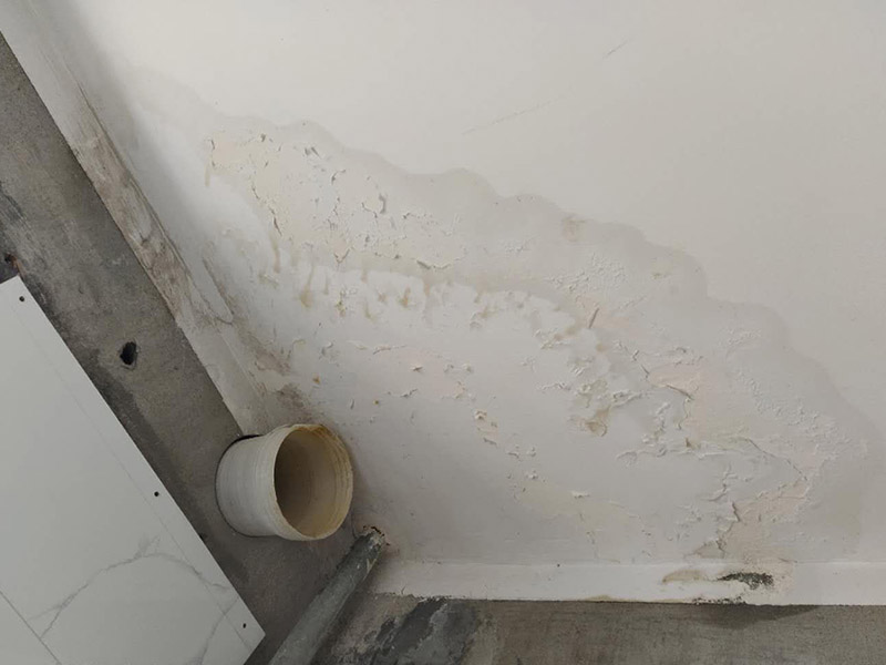廚房裝修翻新:不同面積所用時(shí)間自然是不同的，在這段時(shí)間里，顧客還要選好裝修所用主要材料，尤其是瓷磚和櫥柜，因?yàn)闄还褚话愣际嵌ㄖ频?，需?0-35天才能完成。專業(yè)櫥柜設(shè)計(jì)師還要根據(jù)實(shí)際情況對(duì)廚房進(jìn)行設(shè)計(jì)，如確定水電路的位置，以便開工后及時(shí)進(jìn)行水電改造。水電改造即開槽、布線布管、驗(yàn)收等，根據(jù)工程復(fù)雜情況的不同，一般需要5~10天的時(shí)間，有時(shí)甚至更長(zhǎng)。泥瓦工程包括廚房等防水、瓷磚鋪貼等項(xiàng)目。根據(jù)瓷磚鋪貼的面積大小，所需的時(shí)間也不大相同。 舊廚房它們使用都是那種單路供水，因此在對(duì)廚房進(jìn)行履的時(shí)候就要多增加一個(gè)熱水管道。如果你家中的衛(wèi)生間空間不大的話，那么可以在把洗衣機(jī)擺放在廚房，這個(gè)時(shí)候就要安裝一個(gè)水管，同時(shí)還要地面增加一個(gè)地面排水管。這邊提醒大家一下，它也是會(huì)受結(jié)構(gòu)限制的，比如說像水路方面只能改上水，不能改下水。在施工之前，首先要做到就是規(guī)劃好管道它的長(zhǎng)度，同時(shí)還要考慮到它貼到墻面磚后的后尺寸,特別是出墻后那個(gè)直接水龍頭的管道更加要注意。除此以外，管道的走向一定要注意避開入墻的電線管,這樣才能避免日后水管破裂帶來一些漏水影響。