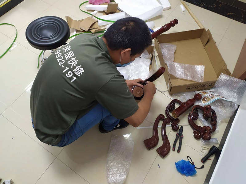 家具安裝維修：安裝時要注意家中的其它位置的保護(hù)，因?yàn)榧揖咭话阍诩已b過程中是最后進(jìn)場(不裝修的話更要保護(hù)家里的物品)，重點(diǎn)保護(hù)的對象是：地板(尤其是實(shí)木地板)、門套、門、樓梯、墻紙、壁燈等。 如果是請師傅安裝，要親自跟進(jìn)安裝過程，看是否有安裝過程中的損壞，其實(shí)這一點(diǎn)倒不會有太多的問題，因?yàn)榘惭b工都是經(jīng)驗(yàn)豐富的，如果他弄壞了您的家具，公司也會有一定的處罰。如果是自己安裝，一定要注意做好自身安全防護(hù)，地面也要有柔軟的材料防護(hù)，以免造成劃傷，刮花。