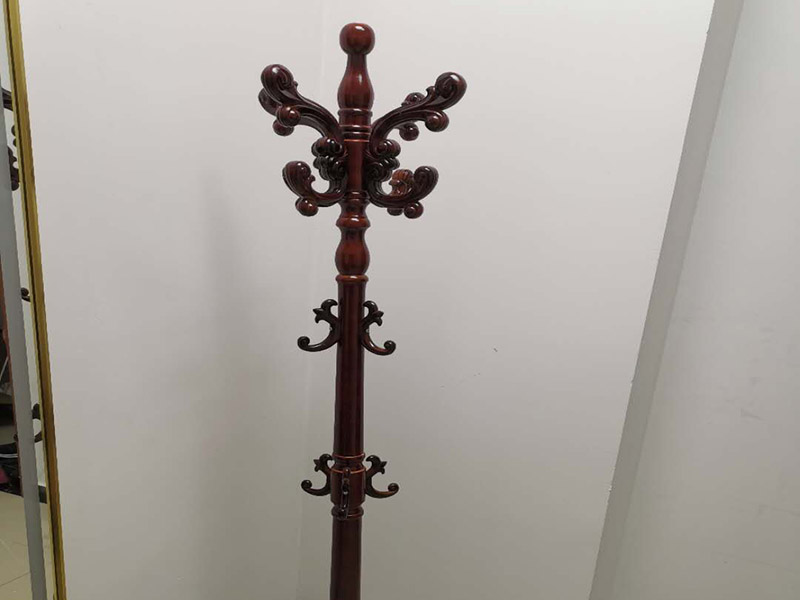 家具安裝維修：安裝時要注意家中的其它位置的保護(hù)，因?yàn)榧揖咭话阍诩已b過程中是最后進(jìn)場(不裝修的話更要保護(hù)家里的物品)，重點(diǎn)保護(hù)的對象是：地板(尤其是實(shí)木地板)、門套、門、樓梯、墻紙、壁燈等。 如果是請師傅安裝，要親自跟進(jìn)安裝過程，看是否有安裝過程中的損壞，其實(shí)這一點(diǎn)倒不會有太多的問題，因?yàn)榘惭b工都是經(jīng)驗(yàn)豐富的，如果他弄壞了您的家具，公司也會有一定的處罰。如果是自己安裝，一定要注意做好自身安全防護(hù)，地面也要有柔軟的材料防護(hù)，以免造成劃傷，刮花。