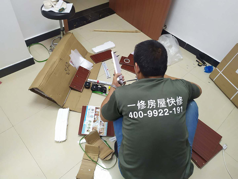 家具安裝維修：安裝時要注意家中的其它位置的保護(hù)，因?yàn)榧揖咭话阍诩已b過程中是最后進(jìn)場(不裝修的話更要保護(hù)家里的物品)，重點(diǎn)保護(hù)的對象是：地板(尤其是實(shí)木地板)、門套、門、樓梯、墻紙、壁燈等。 如果是請師傅安裝，要親自跟進(jìn)安裝過程，看是否有安裝過程中的損壞，其實(shí)這一點(diǎn)倒不會有太多的問題，因?yàn)榘惭b工都是經(jīng)驗(yàn)豐富的，如果他弄壞了您的家具，公司也會有一定的處罰。如果是自己安裝，一定要注意做好自身安全防護(hù)，地面也要有柔軟的材料防護(hù)，以免造成劃傷，刮花。