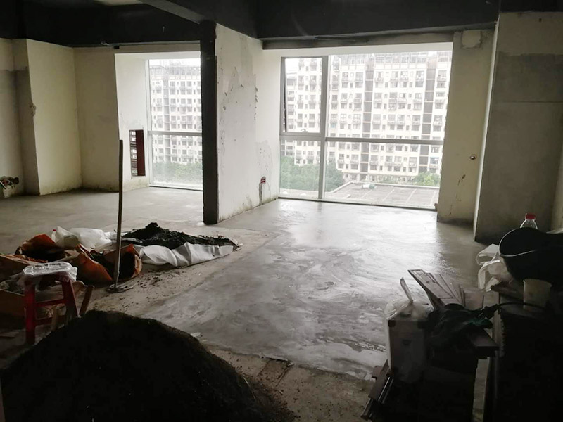 老房子地面找平：基層處理→找標(biāo)高、彈線→灑水濕潤→抹灰餅和標(biāo)筋→攪拌砂漿→刷水泥漿結(jié)合層→鋪水泥砂漿面層→木抹子搓平→鐵抹子壓第一遍→第二遍壓光→第三遍壓光→養(yǎng)護(hù) 將基層上的灰塵掃掉，用鋼絲刷和鏨子刷凈、剔掉灰漿皮和灰渣層，用10%的火堿水溶液刷掉基層上的油污，并用清水及時(shí)將堿液沖凈。 根據(jù)墻上的+1000mm水平線，往下量測出面層標(biāo)高，并彈在墻上。 根據(jù)房間內(nèi)四周墻上彈的面層標(biāo)高水平線，確定面層抹灰厚度（不應(yīng)小于20mm）,然后拉水平線開始抹灰餅（5cm*5cm），橫豎間距為1.5—2.0米，灰餅上平面即為地面面層標(biāo)高。如果房間比較大，還須抹標(biāo)筋。鋪抹灰餅和標(biāo)筋的砂漿材料配合比均與抹地面的砂漿相同。 攪拌砂漿，用攪拌機(jī)進(jìn)行攪拌，顏色必須一致。鋪設(shè)水泥砂漿前，涂刷水泥漿一層（隨刷隨鋪面層砂漿）。 在涂刷完水泥砂漿后，鋪水泥砂漿，并在灰餅之間將砂漿鋪均勻。 木抹子刮平后，迅速用鐵抹子壓第一遍，直到出漿為止。面層砂漿初凝后，用鐵抹子壓第二遍，表面壓平壓光。在水泥砂漿終凝前進(jìn)行第三遍壓光，必須在終凝前完成。 并隨時(shí)用2米靠尺檢查其平整度。 完工后24小時(shí)（地面壓光），鋪鋸末或其他材料覆蓋灑水養(yǎng)護(hù)，保持濕潤，養(yǎng)護(hù)時(shí)間不少于7天，抗壓強(qiáng)度達(dá)5Mpa時(shí)才能上人。