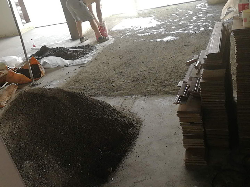 老房子地面找平：基層處理→找標(biāo)高、彈線→灑水濕潤→抹灰餅和標(biāo)筋→攪拌砂漿→刷水泥漿結(jié)合層→鋪水泥砂漿面層→木抹子搓平→鐵抹子壓第一遍→第二遍壓光→第三遍壓光→養(yǎng)護(hù) 將基層上的灰塵掃掉，用鋼絲刷和鏨子刷凈、剔掉灰漿皮和灰渣層，用10%的火堿水溶液刷掉基層上的油污，并用清水及時(shí)將堿液沖凈。 根據(jù)墻上的+1000mm水平線，往下量測出面層標(biāo)高，并彈在墻上。 根據(jù)房間內(nèi)四周墻上彈的面層標(biāo)高水平線，確定面層抹灰厚度（不應(yīng)小于20mm）,然后拉水平線開始抹灰餅（5cm*5cm），橫豎間距為1.5—2.0米，灰餅上平面即為地面面層標(biāo)高。如果房間比較大，還須抹標(biāo)筋。鋪抹灰餅和標(biāo)筋的砂漿材料配合比均與抹地面的砂漿相同。 攪拌砂漿，用攪拌機(jī)進(jìn)行攪拌，顏色必須一致。鋪設(shè)水泥砂漿前，涂刷水泥漿一層（隨刷隨鋪面層砂漿）。 在涂刷完水泥砂漿后，鋪水泥砂漿，并在灰餅之間將砂漿鋪均勻。 木抹子刮平后，迅速用鐵抹子壓第一遍，直到出漿為止。面層砂漿初凝后，用鐵抹子壓第二遍，表面壓平壓光。在水泥砂漿終凝前進(jìn)行第三遍壓光，必須在終凝前完成。 并隨時(shí)用2米靠尺檢查其平整度。 完工后24小時(shí)（地面壓光），鋪鋸末或其他材料覆蓋灑水養(yǎng)護(hù)，保持濕潤，養(yǎng)護(hù)時(shí)間不少于7天，抗壓強(qiáng)度達(dá)5Mpa時(shí)才能上人。