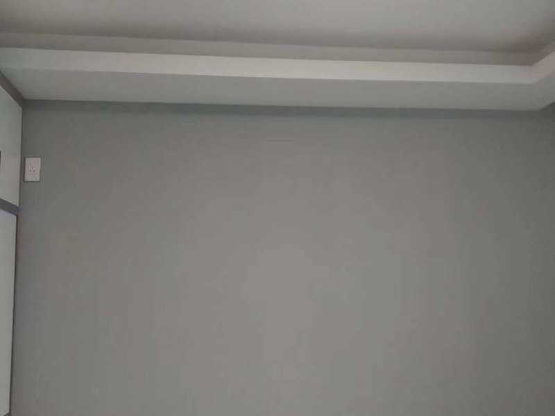 墻面乳膠漆翻新：1、使用吸塵器進(jìn)行除塵工序，利用吸塵器的毛刷充分摩擦被清潔表面，去除灰塵。 2、對(duì)于局部污染或是有油漬的地方，需要使用聚氨酯稀釋劑來(lái)清洗。 3、局部有霉藻的部位，需要使用防霉溶液清洗，晾干或噴濕后鏟除。 4、對(duì)于已經(jīng)剝落或是破損的地方，先將破損部位松動(dòng)的部分打磨掉，清理干凈，再使用柔性膩?zhàn)舆M(jìn)行修補(bǔ)。待表面修補(bǔ)平整后，再涂裝底漆。 5、先將破損、松動(dòng)的部分清理干凈，使用柔性膩?zhàn)舆M(jìn)行修補(bǔ)，表面修補(bǔ)平整后涂裝805膠水。 6、在涂刷膠水的基層上滿刮膩?zhàn)痈唷?7、涂刷底漆，要均勻涂刷一遍，要求無(wú)露底、流墜現(xiàn)象。 8、 涂刷面漆， 均勻涂刷兩遍，待靠前遍干燥后涂刷第二遍，要求無(wú)露底、流墜。